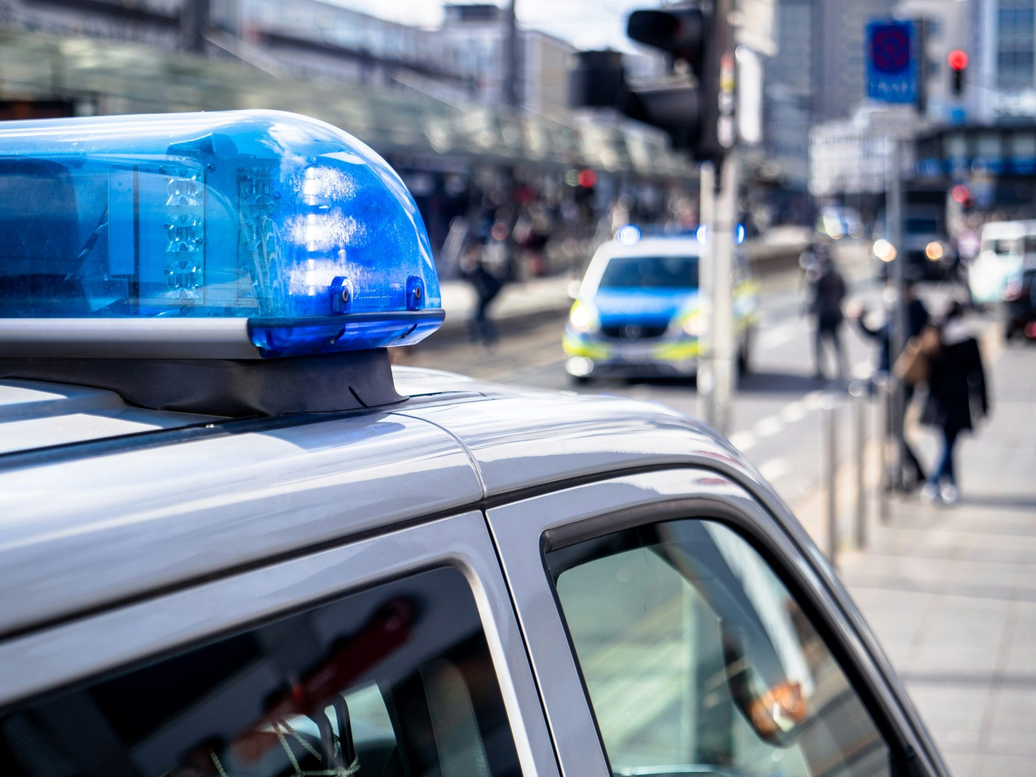 Polizei sichert Unfallstelle für Schadengutachten und Unfallbericht