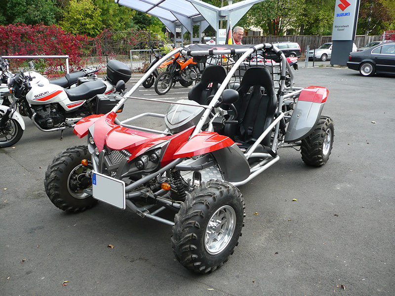Sonderfahrzeug Quad steht auf einem zementierten Platz.