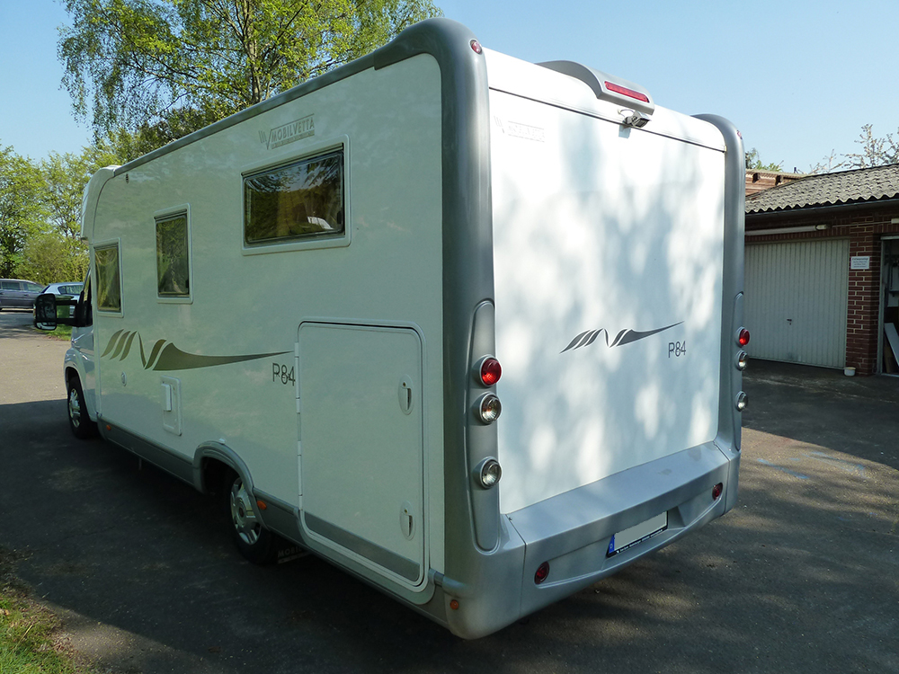 Sonderfahrzeuge wie Campingwagen werden von allen Seiten begutachtet.