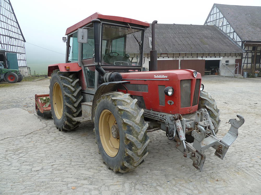 Ein Sonderfahrzeug vom Typ Traktor steht auf einem Hof.