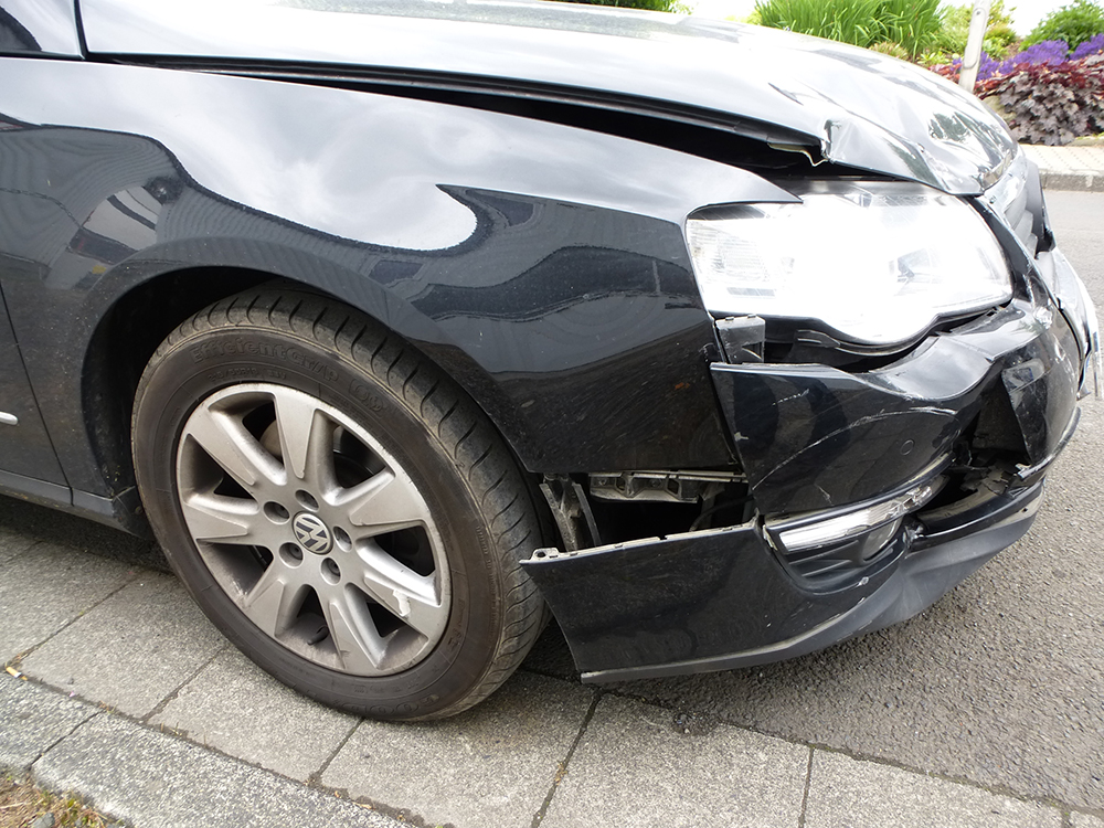 Ein beschädigtes Auto wartet auf ein Gutachten